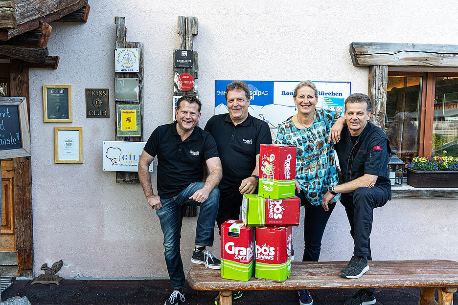 Un partenariat client-fournisseur loyal et couronné de succès: les époux restaurateurs de la Guilde Carmen et Amadé Kalbermatten, propriétaires du restaurant Moosalp (à droite sur l’image) en compagnie de Rolf Dütsch et de Toni Fankhauser de la maison Grapos Schweiz AG.