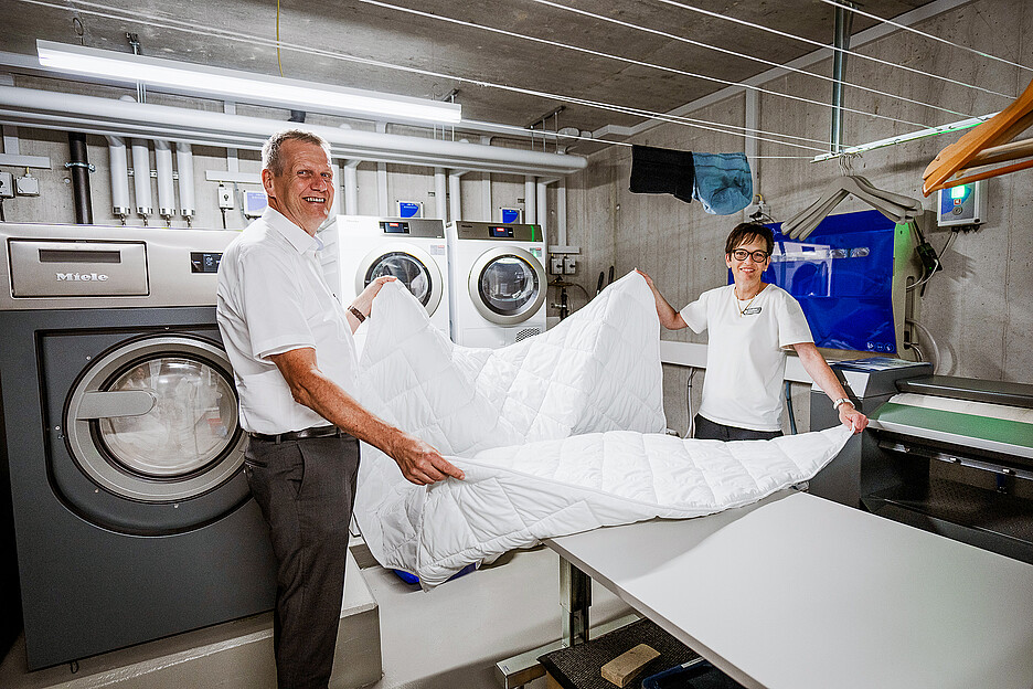 Fredy Zürcher, directeur régional des ventes Professional de Miele AG, et Ladina Lorenzo, responsable du housekeeping, sont convaincus de la qualité des machines Miele.