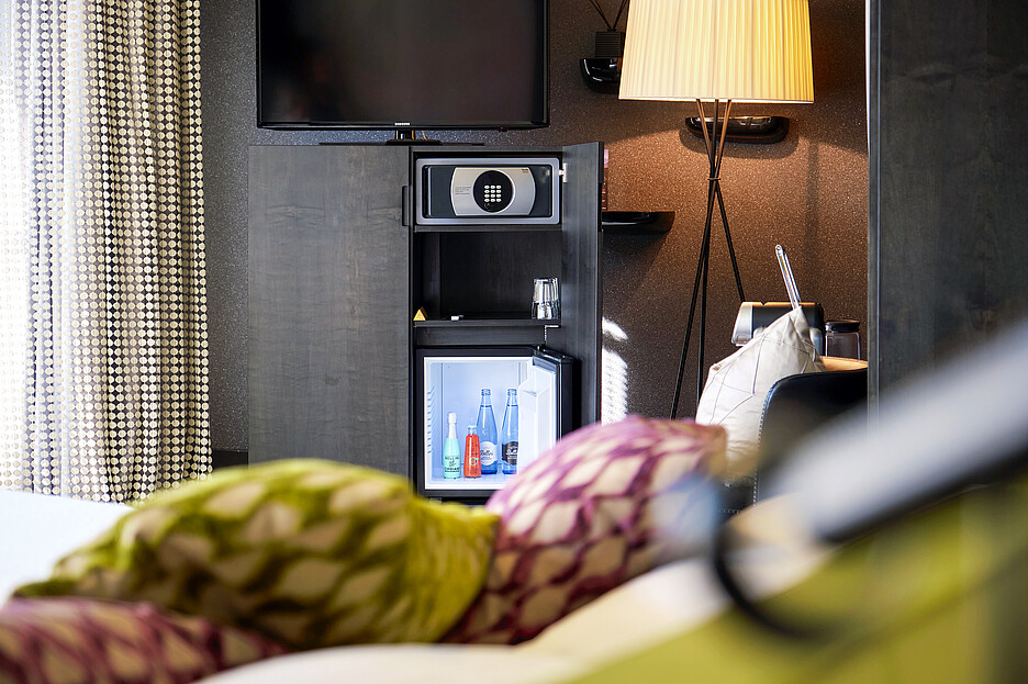 Au minibar, le Bellini original à 5,5 pour cent d’alcool et le Virgin Bellini sans alcool attirent l’œil grâce à leurs bouteilles colorées.