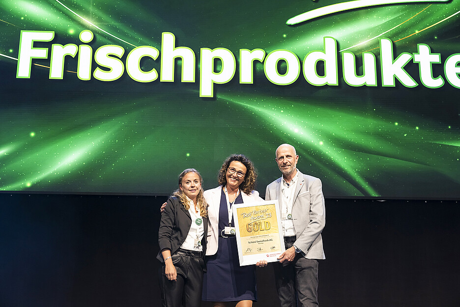 Valérie Hofer et Laurent Bersier de Transgourmet/Prodega ont remis à Andrea Schöni de Schöni Swissfresh AG (au centre), un diplôme d‘or dans la catégorie produits frais. 