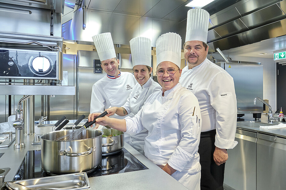 Les deux cheffes de partie du Shadwood sont ravies de leur nouvelle cuisine: Tessa Jousson (devant) et Stéphanie Ferreira, ici aux côtés de Christian Segui, Executive Chef à l‘EHL (g.), et de Jérôme Zbinden, Kitchen Outlets Manager à l‘EHL.