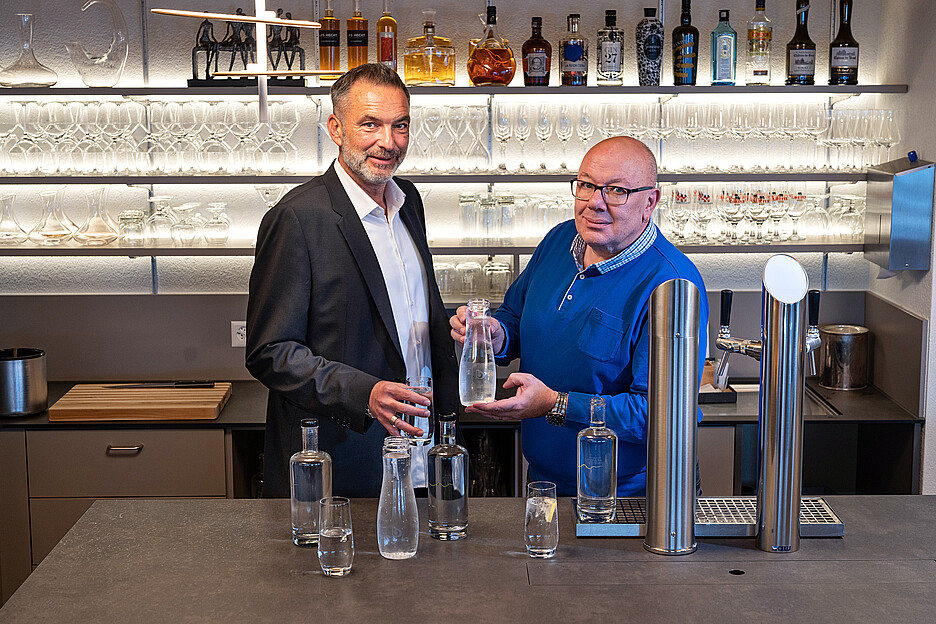 A l’avenir, ils proposeront ensemble le bar à eau WasserBar dans l’ensemble de la Suisse: Rolf Egli (à dr.) travaille dans les régions de Zurich Nord-Schaffhouse et Grisons alors que Laszlo Ceh est en charge du reste de la Suisse.