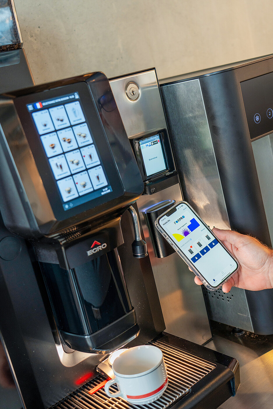 La machine automatique Egro MoDe a été intégrée dans l’application ForPro: le personnel peut ainsi payer via l’application interne. Les visiteurs externes paient par carte ou via une application de paiement sans contact.