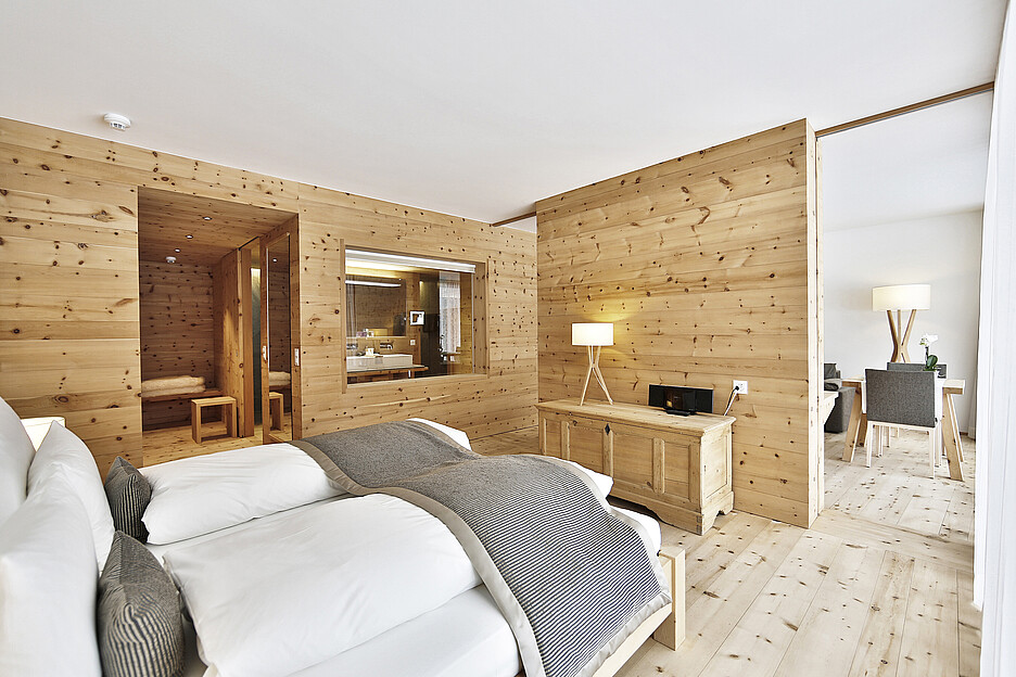 Aménagement intérieur et bois d‘arolle dans les suites fournis par le frère de Dario Cadonau.