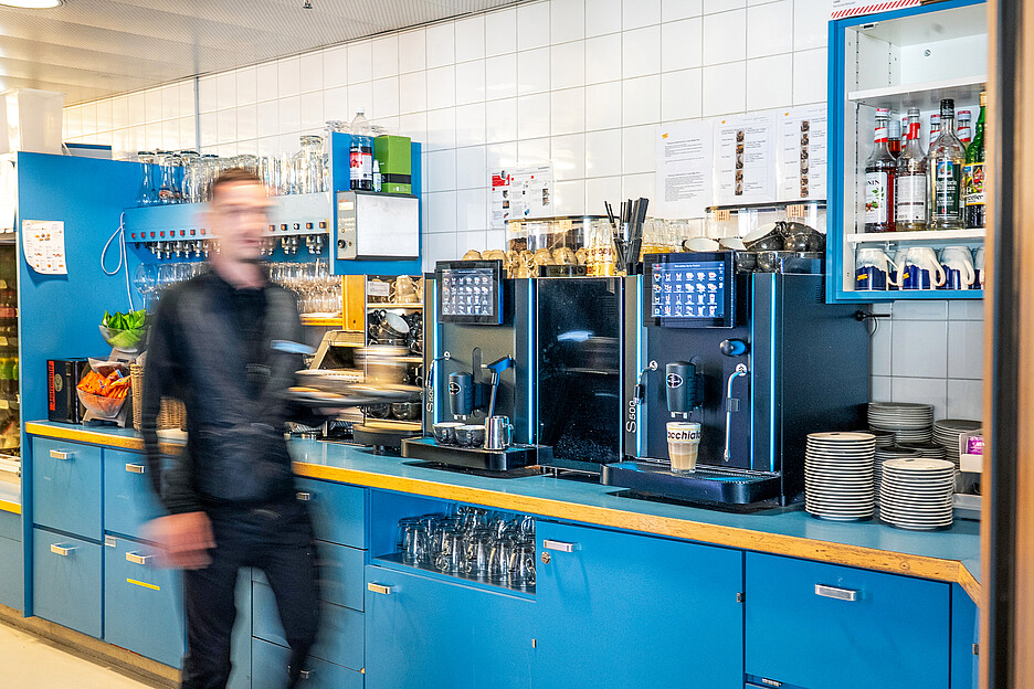 La S500 de Rex-Royal est un appareil à haut rendement: en une heure, le personnel peut distribuer 58 litres d’eau chaude – et parallèlement du café et de la vapeur.