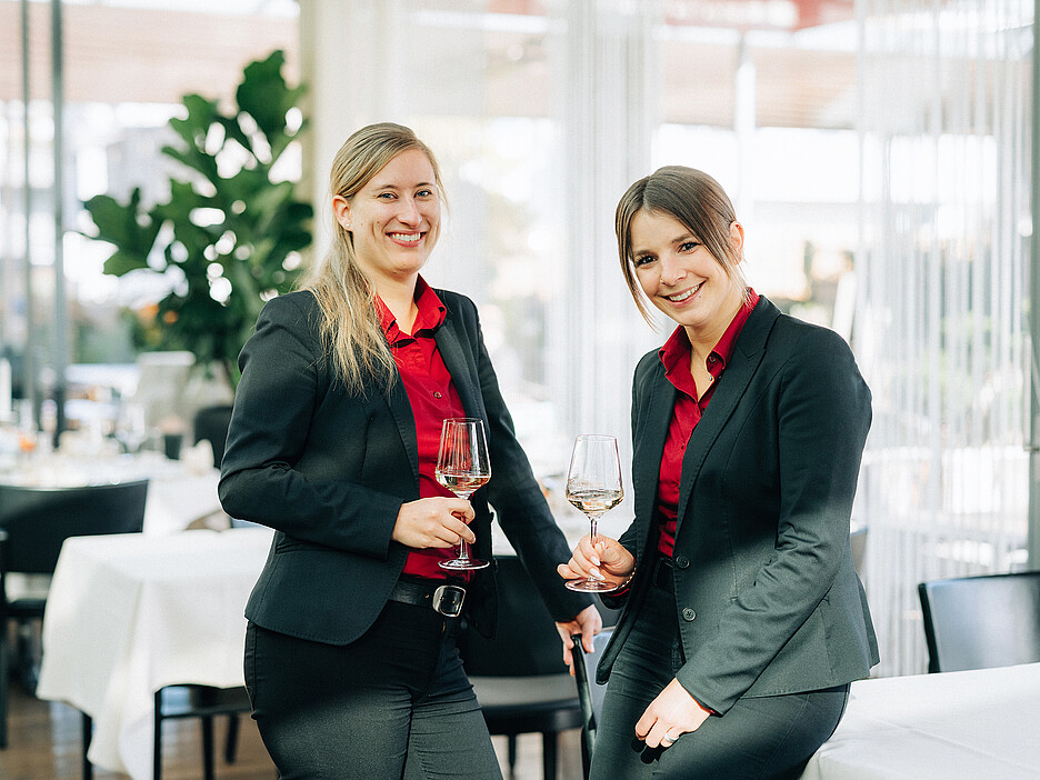 Force féminine: Sarah Stübi (g.) est responsable du restaurant, Evelyne Morf de l‘hôtel.