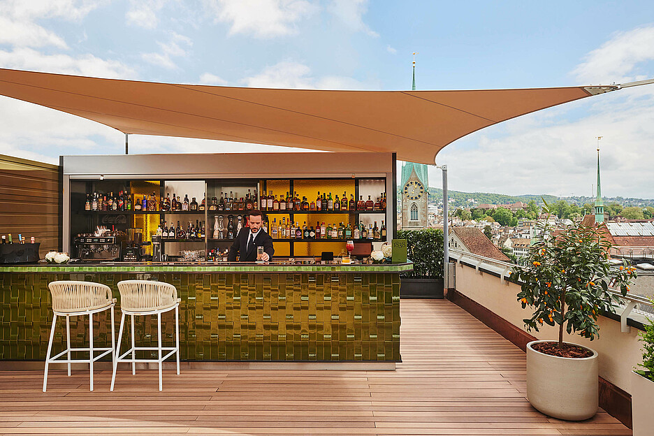 Le rooftop-bar 1838, l’un des premiers au monde,  offre depuis 185 ans une vue légendaire sur Zurich.