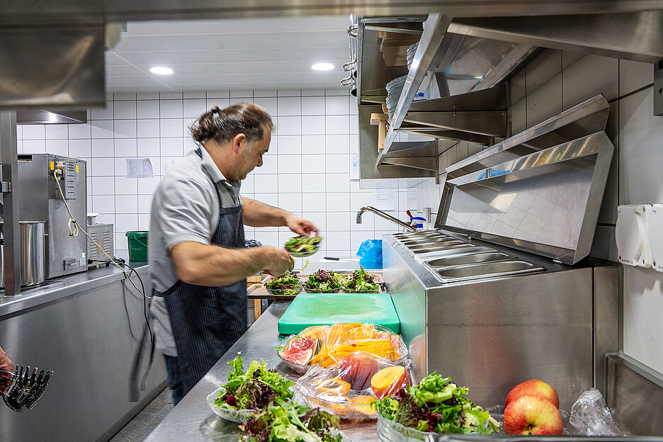 Grâce aux tiroirs réfrigérants très pratiques situés dans la cuisine froide, tous les ingrédients nécessaires à la préparation de salades sont à proximité immédiate.