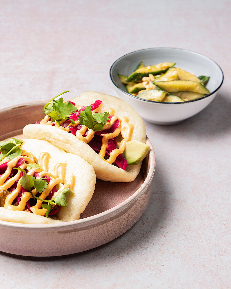 Bao Bun à l’aubergine piquante – au restaurant Fredi, au moins la moitié des plats sont végétariens ou végétaliens.