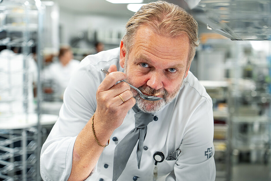 Le chef de cuisine Urs Kneubühler travaille depuis 20 ans au Centre suisse des paraplégiques à Nottwil.
