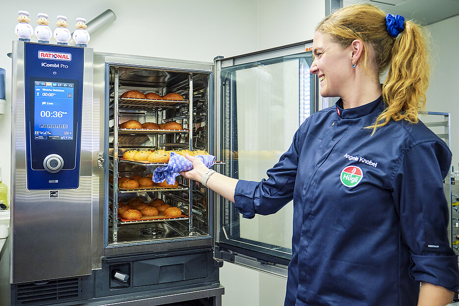 Les buns ont également été faits maison. Sur la photo: Angela Knobel, Culinary Advisor Food Service de Hügli, prend les buns faits maison dans le iCombi Pro de Rational.