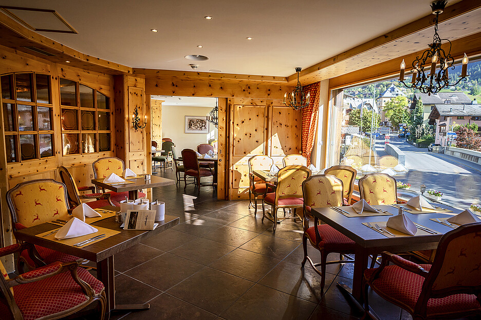 Le restaurant panoramique, avec son décor en bois d’arole, suggère proximité de la nature et de l’environnement alpin tout proches.