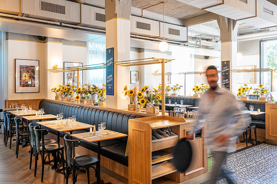 Dans la Brasserie Belleville, les clients dégustent une cuisine chaude en continu. Grâce à une pré-production intelligente, la carte des menus reste flexible et le degré de fabrication maison élevé. Le concept a été élaboré et réalisé par la brasserie et la maison Hugentobler.