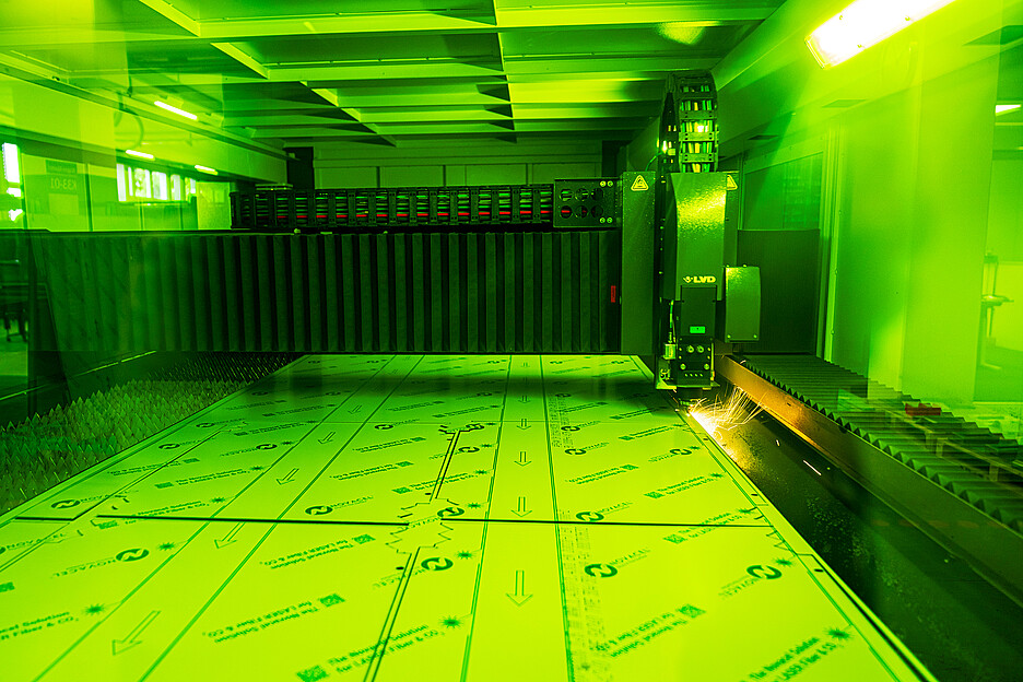 Ensuite, les plaques d’acier inoxydable sont découpées de manière entièrement automatisée selon plans.