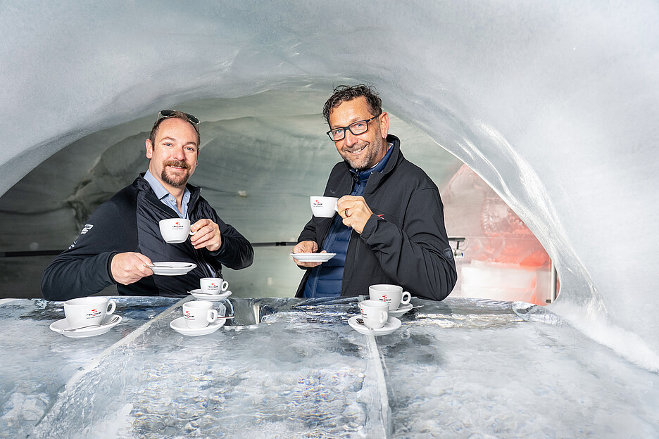 Une équipe solide: Martin Uetz, directeur de Jungfrau Gastronomie AG, et Patrick Lerch, responsable régional des ventes chez Rex-Royal AG, lors d’une dégustation au Palais des glaces.