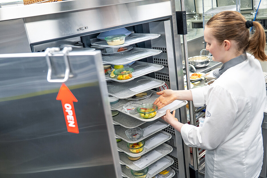 Grâce à l’induction et à la réfrigération active par air pulsé, les plats froids peuvent être placés sans problème à côté des plats chauds.