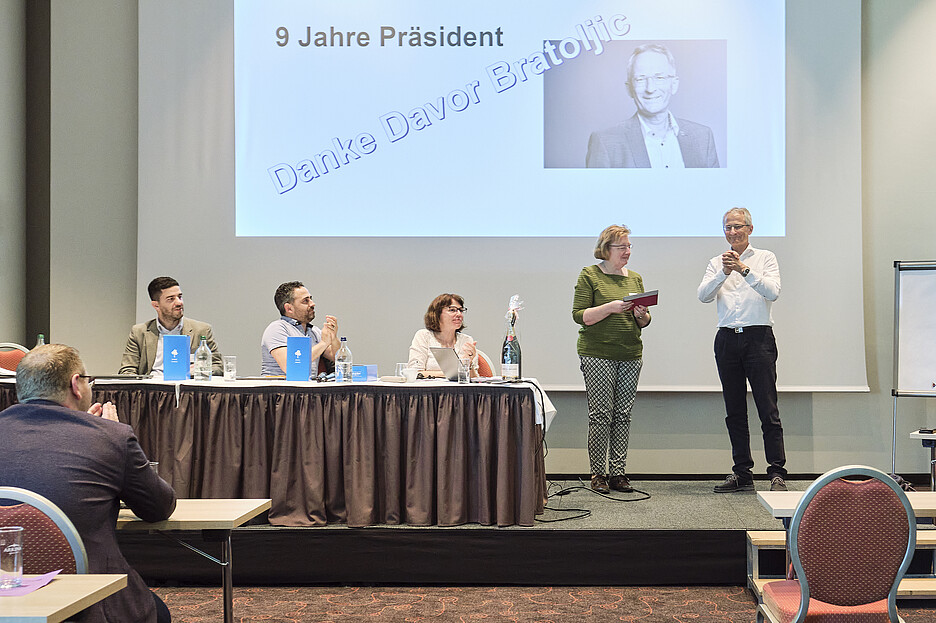 La nouvelle présidente remercie Davor Bratoljic pour ses longues années de service.
