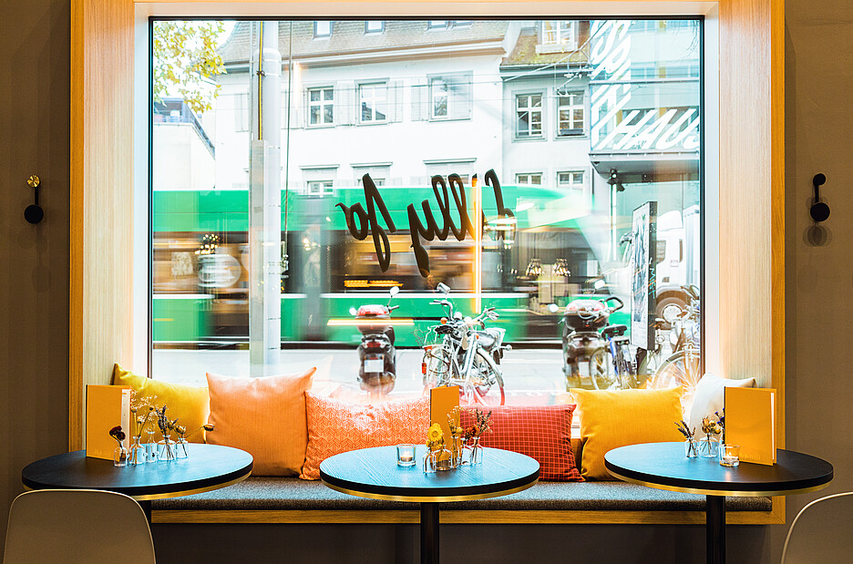 Un restaurant Lilly Jo existe non seulement à la Pfingstweidstrasse, dans le 5ème arrondissement de Zurich mais également à Bâle dans l’ancien cinéma Plaza à la Steinenvorstadt.