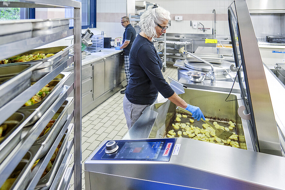 L’iVario Pro XL de Rational apporte de l’efficacité dans la cuisine polyvalente de tous les jours: cuire, rôtir, frire et, en option, cuire sous pression – et tout cela dans un espace réduit.