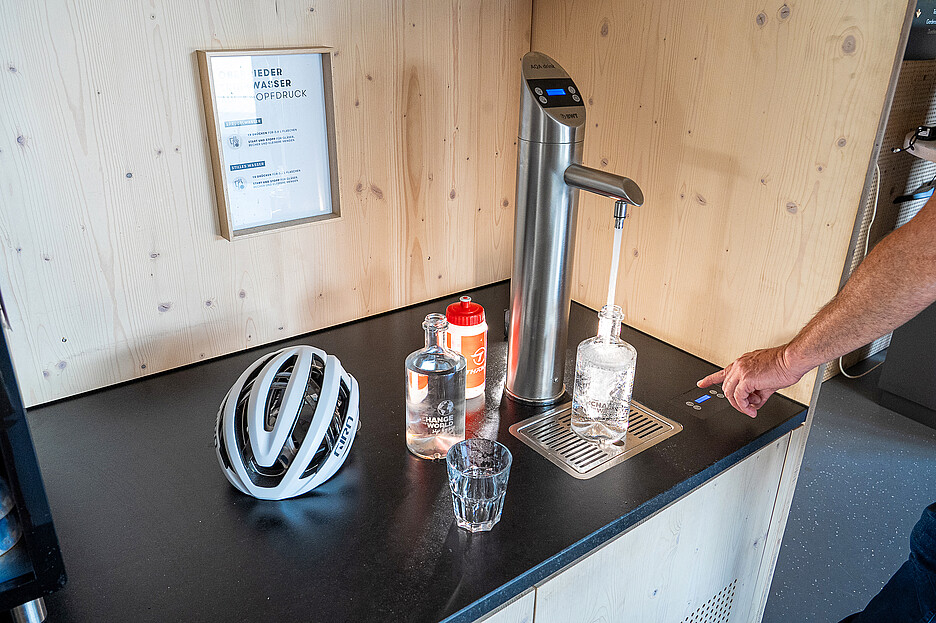 Le bar à eau BWT dans le clubhouse: le deuxième écran permet également aux personnes en fauteuil roulant de faire sortir l’eau facilement.