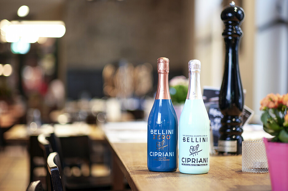 Le Bellini en bouteille de 7,5 décilitres: avec alcool (à dr.) et moins de 0,5 pour cent dans sa version «Zero». Un mélange savoureux de moût de raison et purée de pêches blanches.