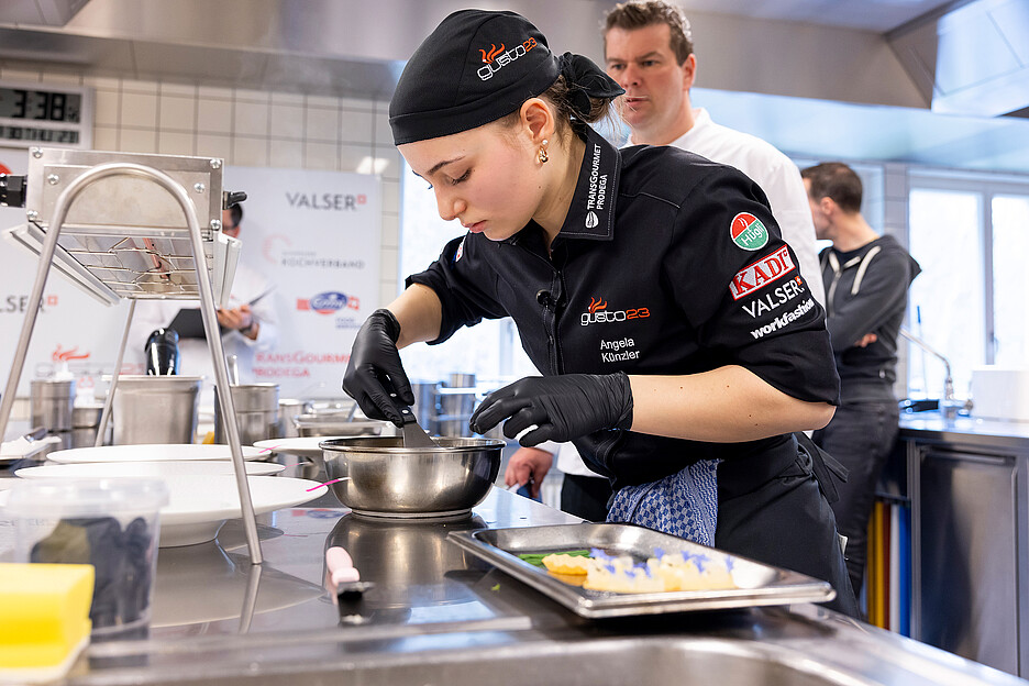 Angela Künzler pendant le concours culinaire à l'école professionnelle de Baden.