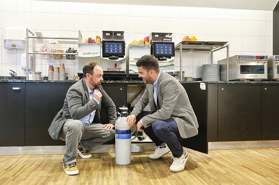 Ces deux-là savent ce qu’il faut pour obtenir un bon café: Thomas Etter, directeur de PKS Kaffeemaschinen AG, et Alan Lama, Key Account Manager chez Brita.