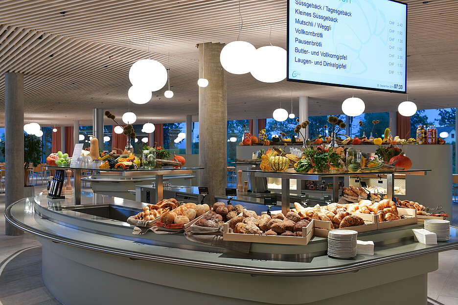 Au restaurant Centro, des comptoirs plus bas permettent aux personnes en fauteuil roulant de se servir elles-mêmes. On y sert une cuisine régionale et de saison.