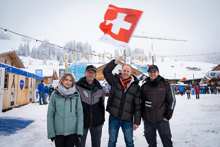 Tout a été préparé pour assurer les services de restauration pour 25 000 fans de ski. Maintenant, la famille Oswald et Daniel Scheidegger, directeur de la maison Gehrig Group AG (2ème depuis le dr.), peuvent également encourager leurs modèles et faire la fête.
