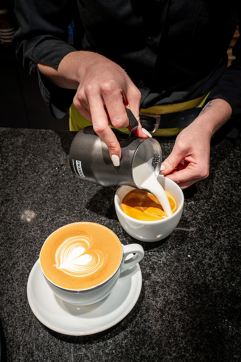 Grâce à la Mytico Vario PrecisionFoam de Franke Coffee Systems, le client se voit servir son café avec une mousse de lait merveilleusement onctueuse.