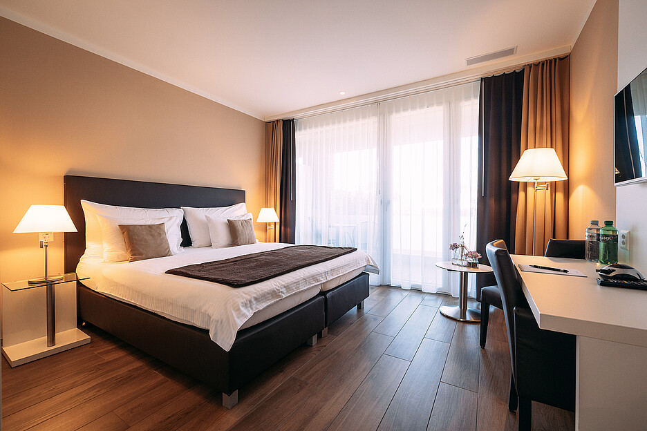 Les chambres d’hôtel sont modernes, sobres et dégagent une impression de calme.