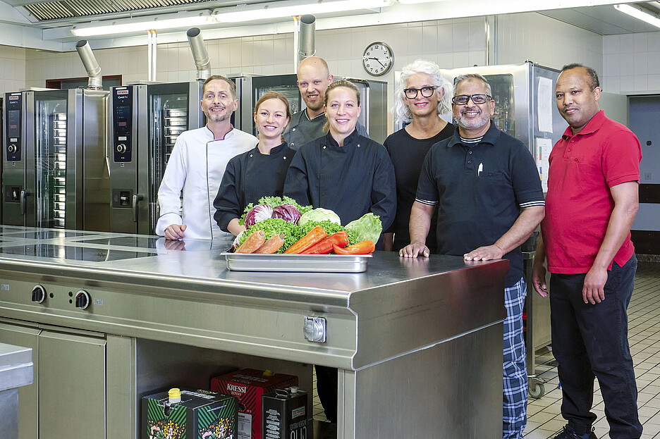 Martin Schawalder, directeur régional des ventes de Rational Suisse, apprécie les échanges avec ses clients finaux, comme ici avec la cheffe Chantal Wyssbrod et Simon Lüthi de la société kibe plus Catering GmbH et son équipe (de gauche à droite).