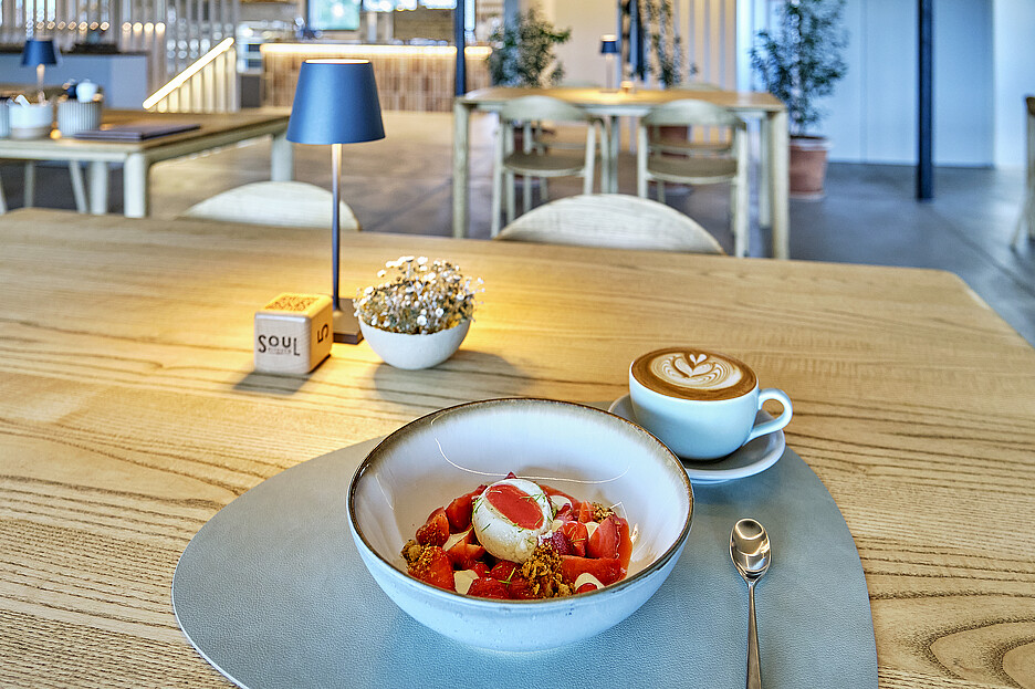 Des fraises fraîches et en purée, du pandoro grillé et de la crème fraîche acidulée en nappage, voilà comment le chef Nico fait plaisir à ses invités.