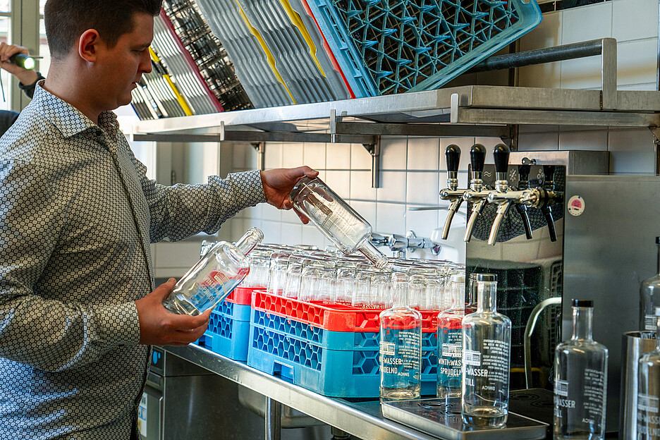 Un Bar 120 de BWT est placé directement à côté de la salle des fêtes. Les bouteilles peuvent ainsi être remplies sur place, puis nettoyées et stockées directement après utilisation.