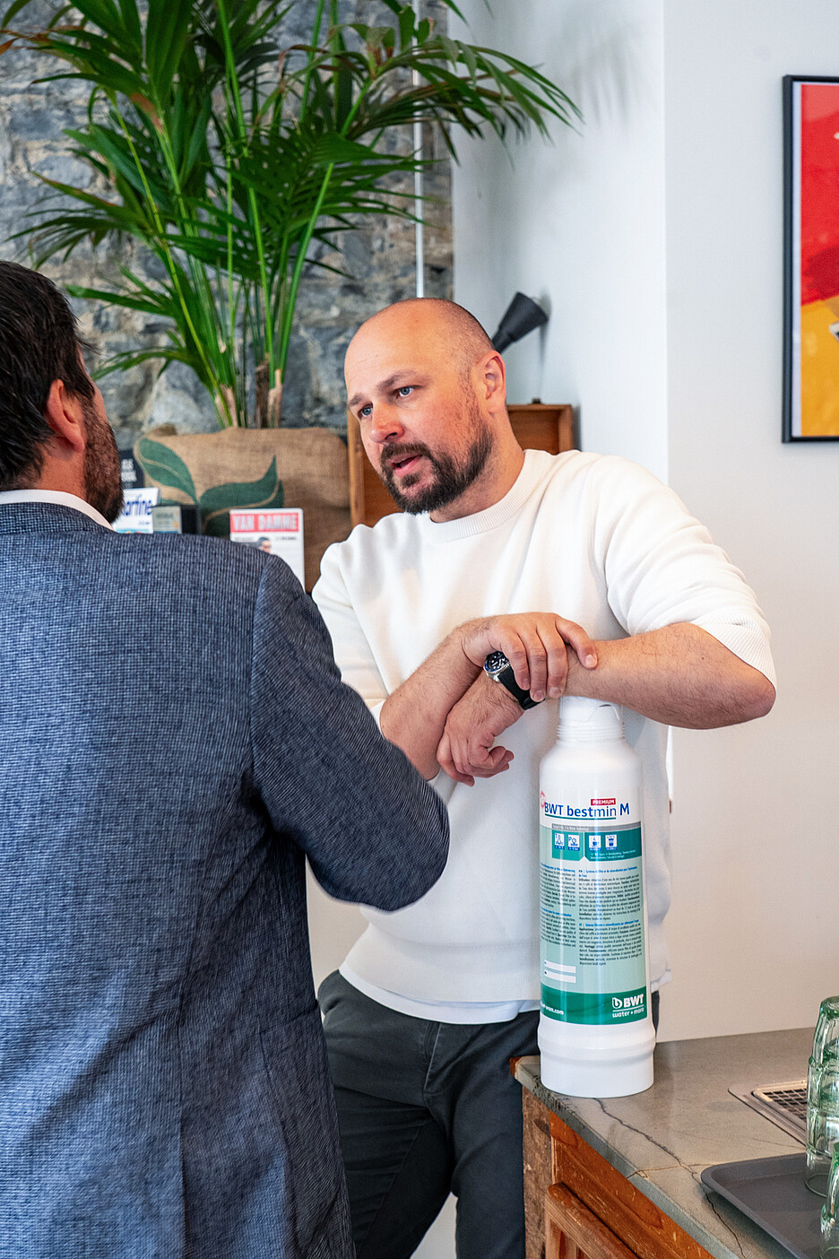 Les cartouches BWT peuvent être facilement remplacées par le client, ici Jerome Legras de chez Oh Martine!