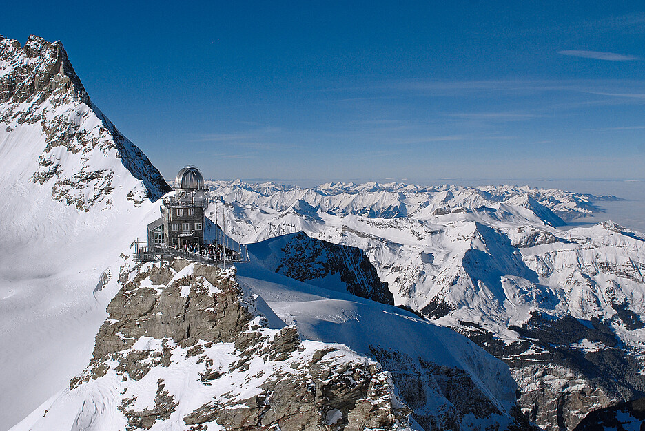 Plus d’un million de visiteurs se rendent chaque année au Jungfraujoch – l’attraction touristique suisse à 3454 mètres d’altitude. Une vue à couper le souffle attire les visiteurs depuis la terrasse du Sphinx, une station de recherche de renommée mondiale.