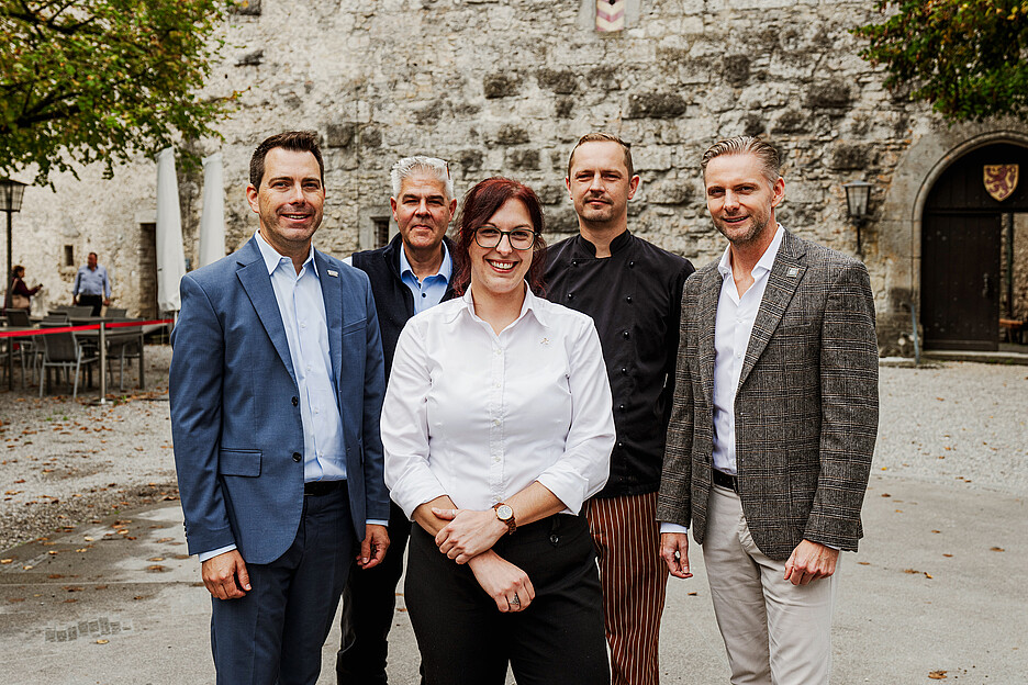 Un partenariat de longue date unit Cafina et le restaurant du château de Habsbourg. De gauche à droite: Stefan Saner, responsable régional des ventes de Cafina AG; le châtelain Pascal Rothmund; Nathalie Ernst, assistante de direction; Kristian Kaldoja, chef de cuisine; et Sascha Furrer, directeur des ventes Est de Cafina AG.