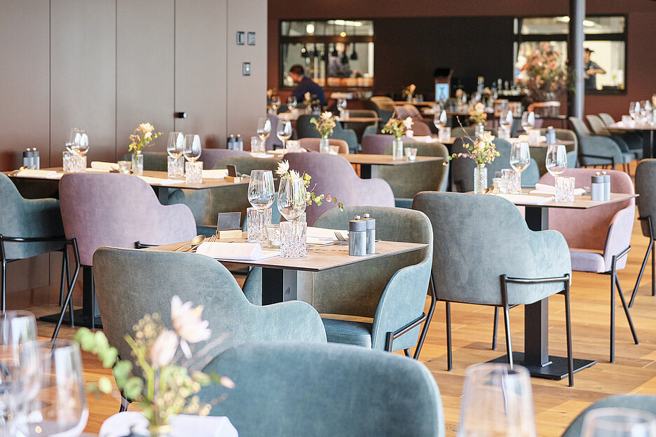 120 convives peuvent prendre place à l’intérieur du restaurant – ils peuvent voir la cuisine à travers deux grandes fenêtres.