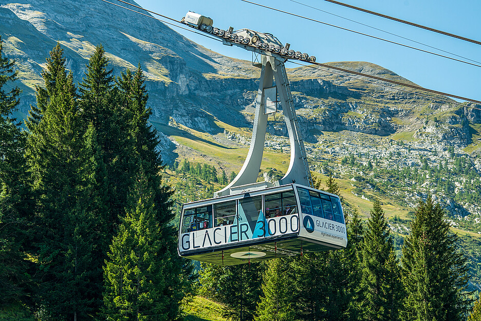 Glacier 3000: depuis le Col du Pillon, une télécabine amène les visiteurs directement sur le Scex Rouge, où toute l’année environ 70 pour cent des excursionnistes et 30 pour cent des amateurs de sports de neige découvrent l’or blanc, la nature et la montagne.