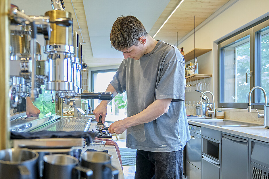 Le copropriétaire Eli Ruocco prépare du café dans sa forme originelle avec la cafetière à levier manuel.