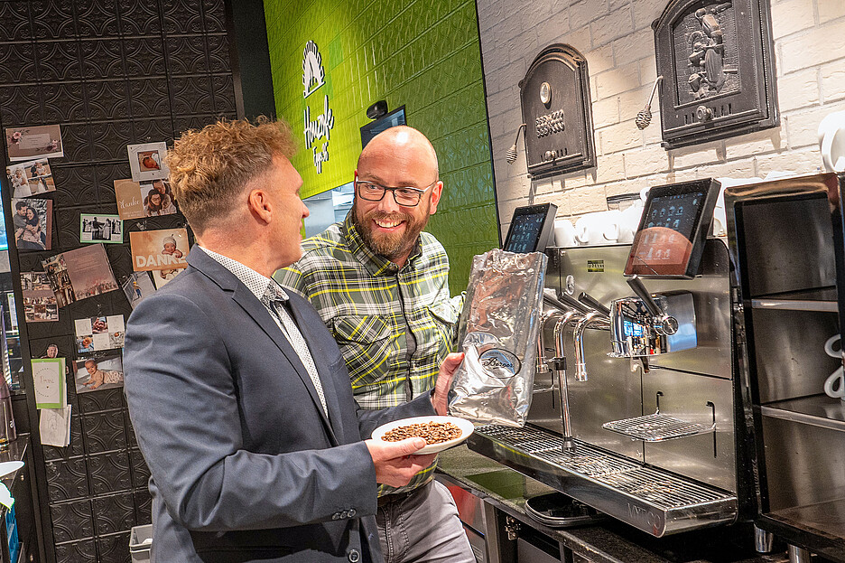 Une collaboration d’égal à égal: Thomas Dreier (à gauche), directeur régional des ventes de Franke Coffee Systems, avec Chris Berger, directeur de la Confiserie Berger.