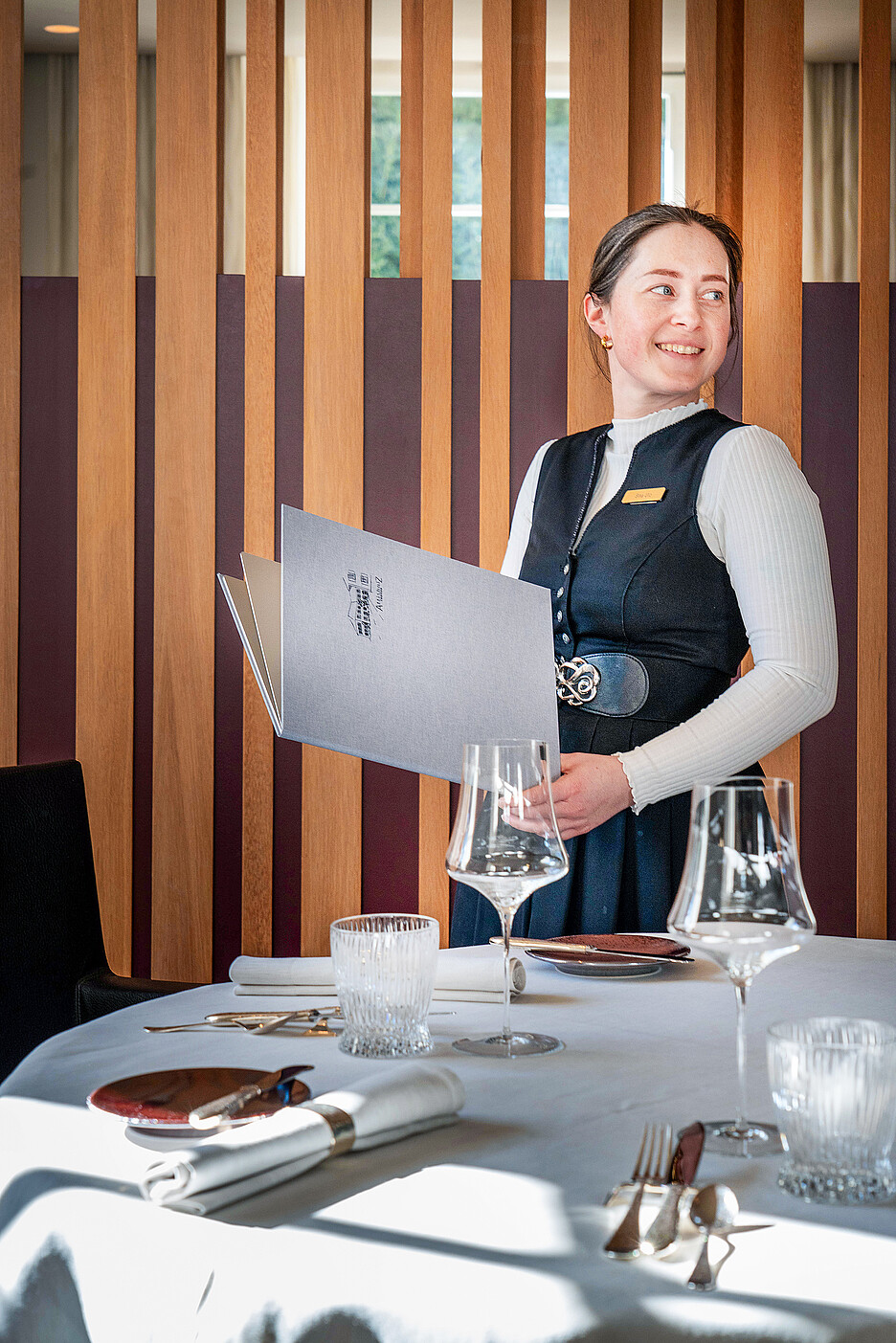 La cheffe de service, Sina Utz, observe attentivement les cartes et incarne la tranquillité et le professionnalisme en première ligne.