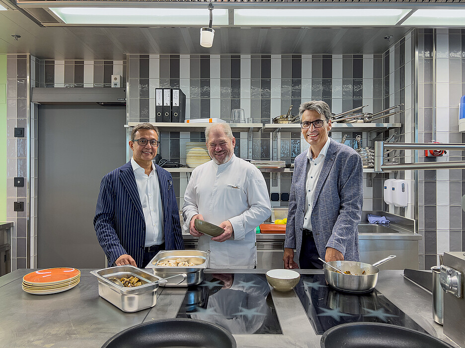 L’Executive Chef Max Burkhalter (au milieu) se réjouit des pianos de cuisine rationnels qui ont été créés en collaboration avec promaFox (directeur et propriétaire Vinoo André Mehera, à gauche) et Menu System (directeur de ventes Walter Nef, à droite).