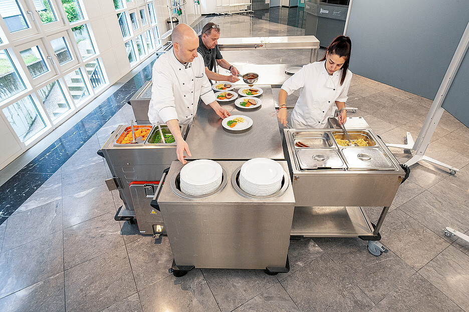 Une équipe bien rodée qui peut travailler efficacement grâce à une cuisine mobile de Rieber.