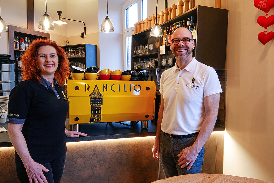 Mirabelle et Alain Caboussat se réjouissent de la machine à café Rancilio Specialty RS1 dans la couleur spéciale jaune, y compris l’impression du château d’eau.