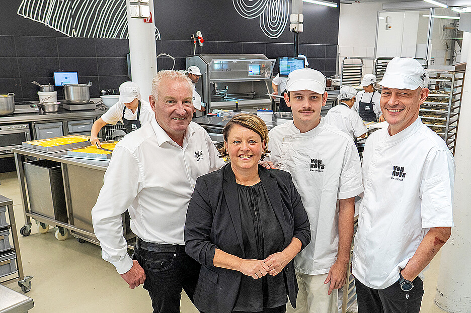 Roger et Andrea von Rotz misent sur une stratégie alliant une offre innovante et une transformation soignée, ainsi que sur des partenariats de longue date comme avec Cafina. Le directeur régional des ventes Theo Estermann (à g.) accompagne la famille depuis 25 ans. Et leur fils Julien, (2e à partir de la droite) représente déjà la troisième génération: menuisier de formation et confiseur en formation pour devenir boulanger, il travaille dans l’entreprise.