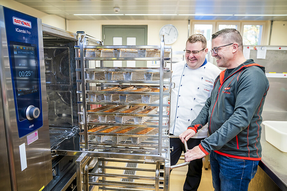 Rolf Kirchhofer de la boucherie Jenzer: «Nous utilisons les fours combinés iCombi Pro de Rational pour presque tous les produits du service traiteur et pour la production de produits traiteurs comme les rôtis, le pulled beef et le pulled pork – le tout commandé par programme. Nous pouvons ainsi cuire pendant la nuit.»