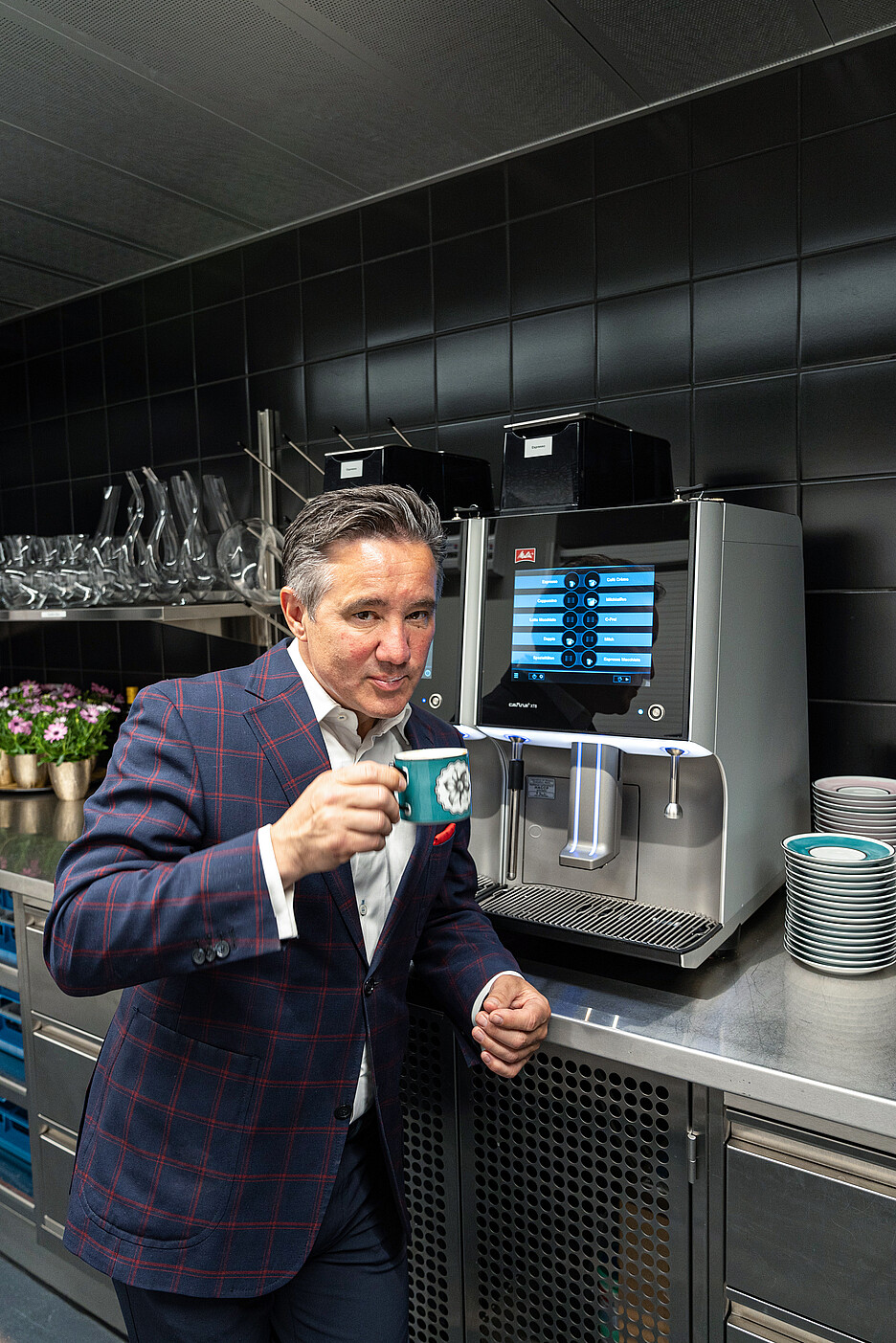 Le restaurateur Markus Segmüller en train de déguster une spécialité à base de café préparée par l’une des trois machines à café Cafina XT8 de la maison Cafina AG installées auprès du Sablier Restaurant & Bar.
