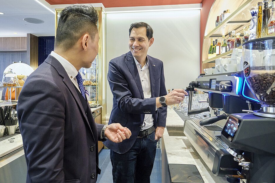 Chun Yeung de l’Émile (à g.) et Athit Forrer d’Egro Suisse travaillent en parfaite harmonie.