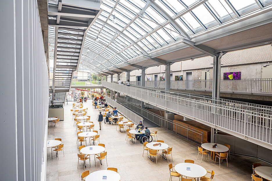 Dans le grand hall d’entrée se trouve le restaurant Centro de l’établissement et une pharmacie publique.